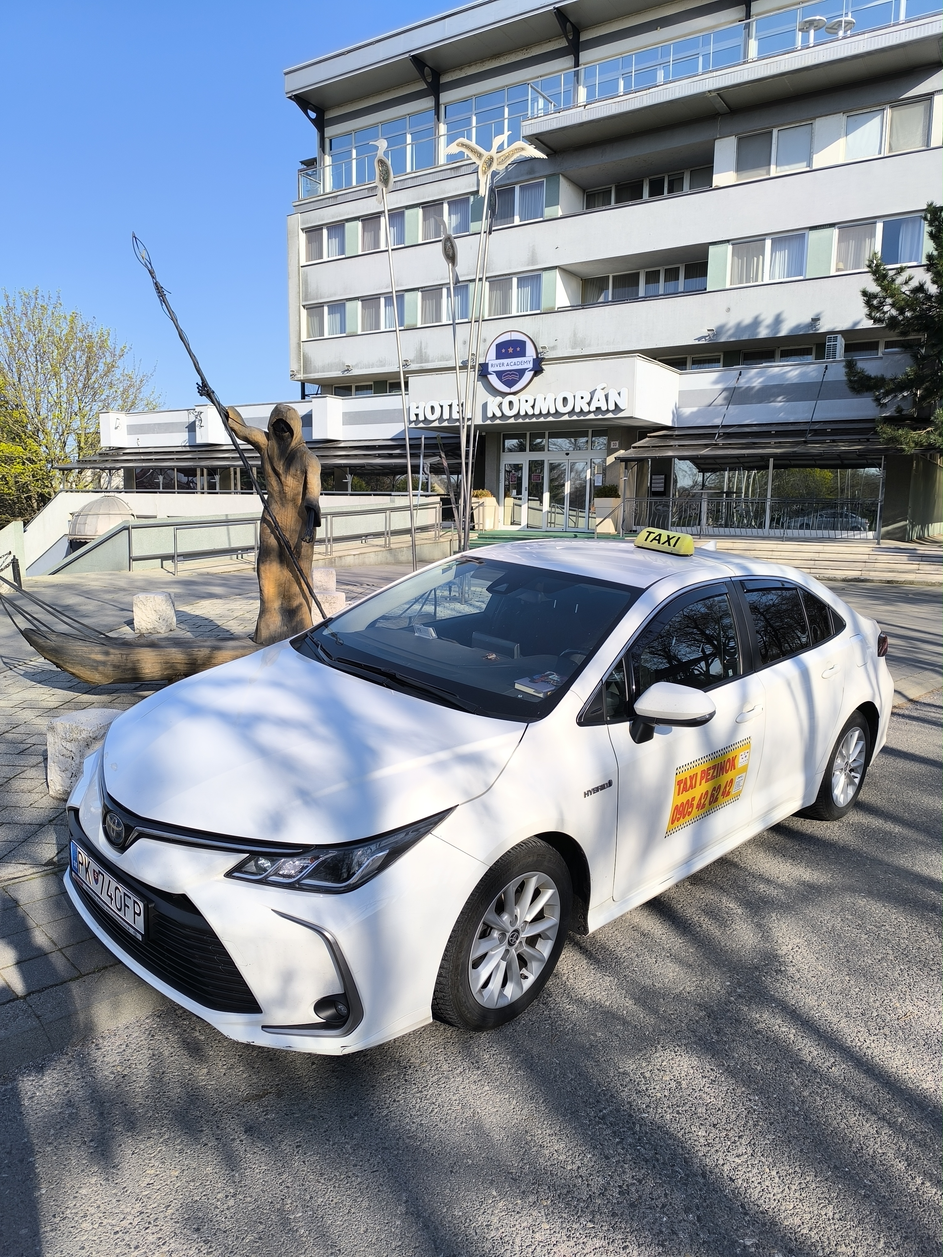Toyota Corolla Hybrid Taxi Pezinok pred hotelom Kormorán
